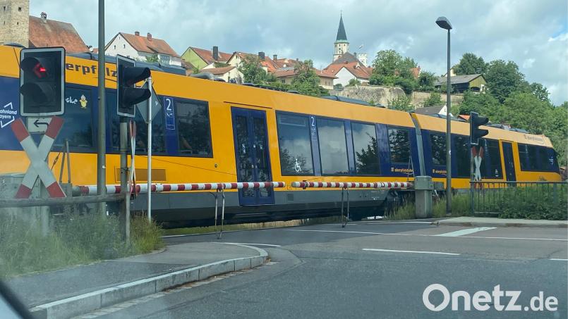 Nachdem ein Teil des Nabburger Stadtrats am Donnerstag eine Abstimmung zum Thema Bahnübergang verweigert hat, fordert ein Bürger Konsequenzen für diese sieben Gremiumsmitglieder. Bild: am