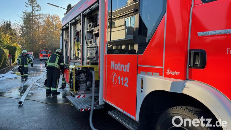 Feuerwehreinsatz in der Heidestraße am Montagnachmittag: Dort war aus einem Kellerschacht eine Menge Rauch aufgestiegen. Bild: Gabi Schönberger