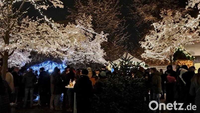 Stimmungsvolles Ambiente herrscht alljährlich bei der Schirmitzer Dorfweihnacht auf dem Dorfplatz beim Rathaus. Dieses Jahr findet sie am 30. November statt. Wer sich beteiligen möchte, meldet sich beim Kulturkreis. Archivbild: Karl Balk