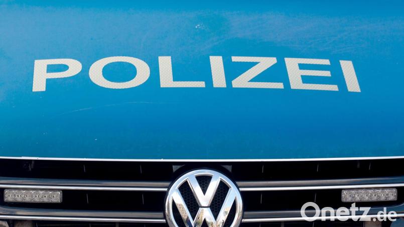 Die Polizei musste in Sulzbach-Rosenberg anrücken, weil drei Jugendliche eine Spritztour mit einem nicht zugelassenen Auto unternahmen. Bild: Fernando Gutierrez-Juarez/dpa