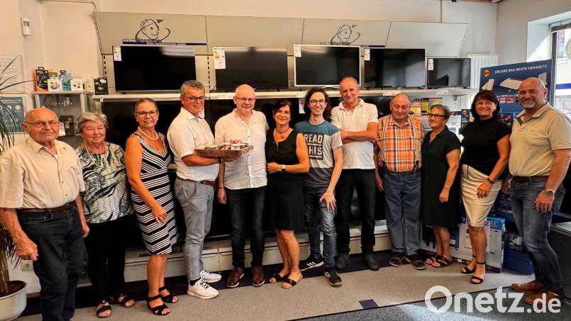 25-jähriges Betriebsjubiläum wird bei der Firma Linsmeier gefeiert. Für den Firmenchef (Fünfter von links) hat Bürgermeister Martin Birner ein Geschenk mitgebracht. Bild: Martin Birner/exb