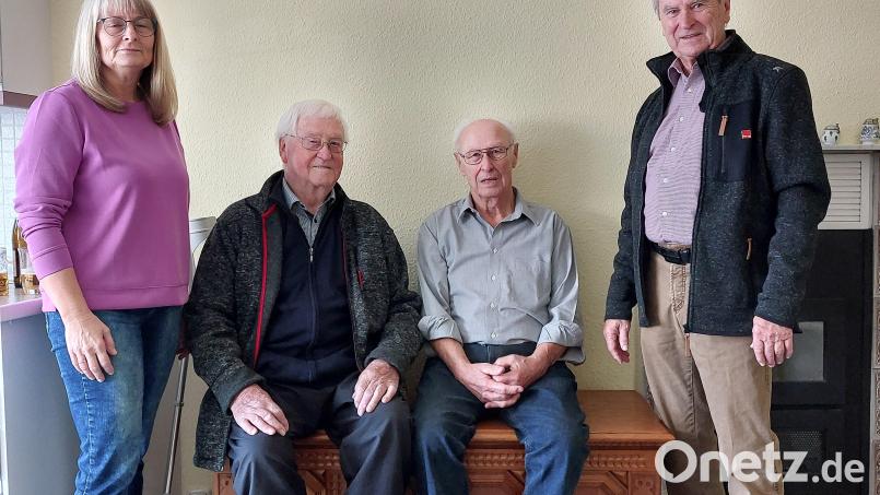 Bei der Geburtstagsfeier anwesend waren (von links): Anita Heßler, 2. Bürgermeisterin von Grafenwöhr, Hans Dagner, ehemaliger Arbeitskollege, Martin Hottner und Manfred Haberzeth, Seniorenvorsitzender Verdi-Oberpfalz. Bild: Manfred Haberzeth