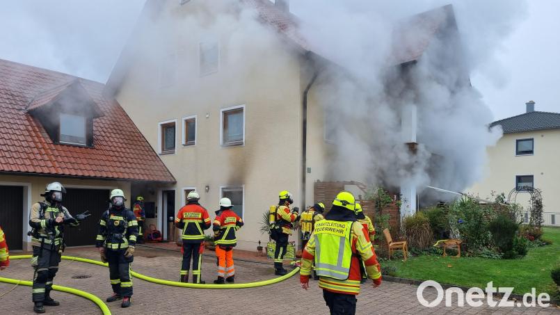 Dichter Qualm schlägt den Feuerwehrmännern am Dienstag beim Brand in einem Mehrfamilienhaus am Birkenweg in Pfreimd entgegen. Bild: Feuerwehr Pfreimd/exb