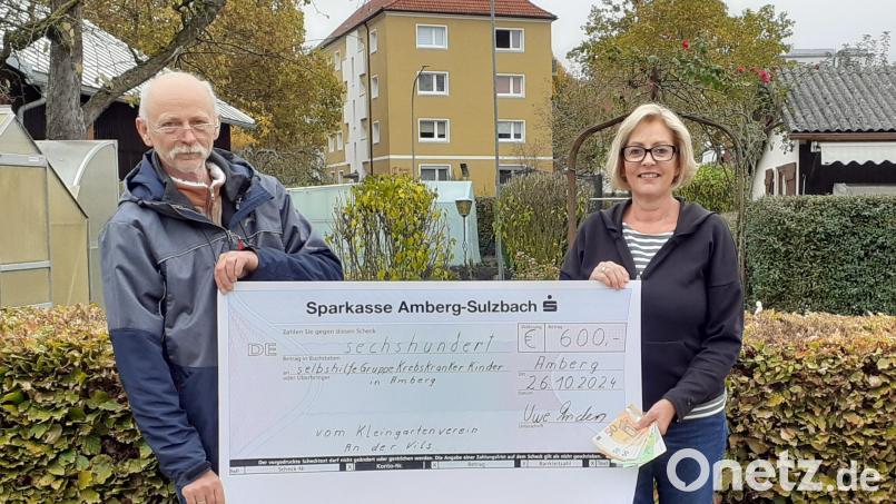 1. Vorstand Uwe Anders überreicht die Spende an Petra Waldhauser von der Selbsthilfegruppe krebskranker Kinder Bild: Worofsky Monika