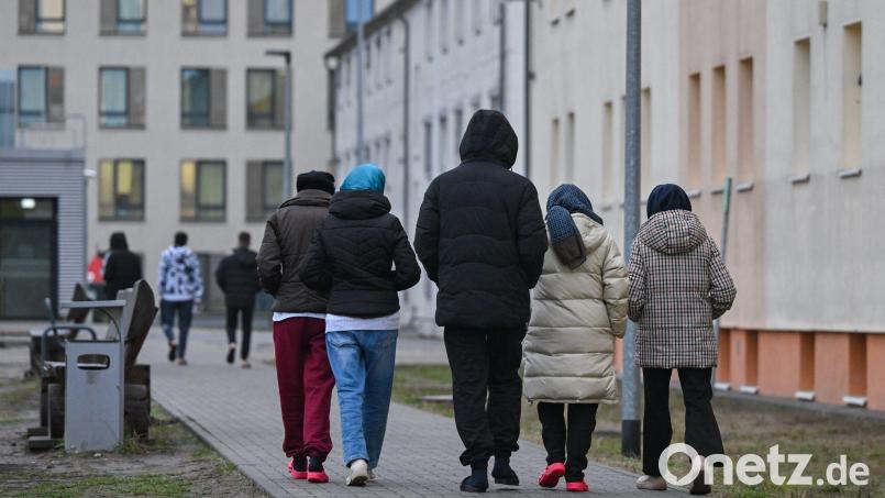 Die Staatsregierung will kleine Asylbewerberunterkünfte auflösen und mehr zentrale Einrichtungen schaffen. Das soll Kosten sparen. Symbolbild: Patrick Pleul/dpa