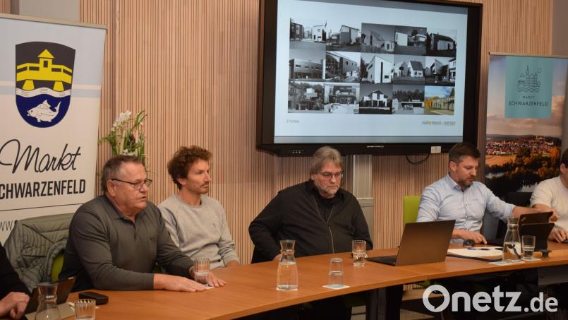 Der Bauherr (links), die Johann Wirkner GmbH, plant in Schwarzenfeld die Errichtung einer Seniorenwohnanlage mit 28 Wohneinheiten. Mit der Planung wurden die Architekten David Neidl (Zweiter von links) und Peter Pracht (Dritter von links) beauftragt. Bürgermeister Peter Neumeier (rechts) und der Marktrat unterstützen das Vorhaben. Bild: bnr