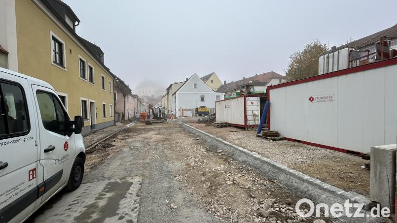 Dort, wo in der Unteren Bachgasse zurzeit noch die Container der Firma Steininger stehen, sollen schon bald wieder zehn Garagen und ein Technikraum für das Regenüberlaufbecken gebaut werden. Abhängig ist das Vorhaben vom endgültigen Abschluss des Straßenbaus und von der Witterung. Bild: Andreas Royer