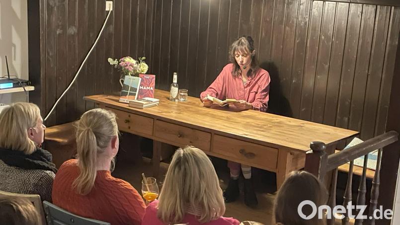 Jessica Lind liest aus ihrem zweiten Roman „Kleine Monster“ im Buchcafé in Pfreimd. Bild: Karin Wilnauer/exb