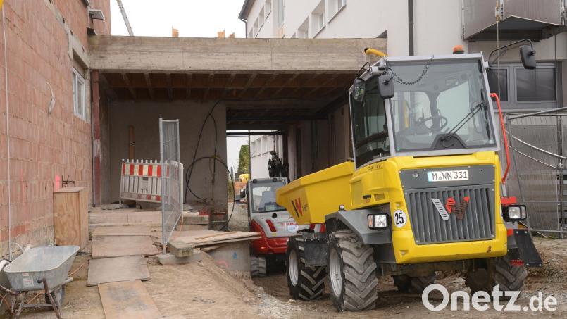 Die Arbeiten zur Sanierung der Mehrzweckhalle gehen unermüdlich weiter. Dazu gehört auch die Verlegung des Kanals unterhalb des Verbindungsganges Schule-Mehrzweckhalle und die Verlegung der Schalt- und Versorgungsleitungen auf dem Übergang. Bild: bey