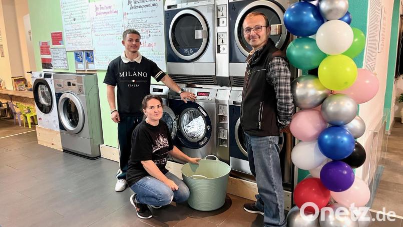 Im neuen Waschsalon packt die ganze Familie mit Thomas, Ramona und Octavian Borbely (von links) an. Bild: Gabi Schönberger