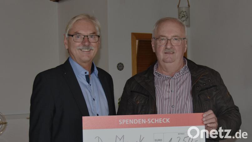 Karlheinz Mark (links) übergibt eine Spende über 1250 Euro an Herbert Putzer und unterstützt damit die Kinderkrebshilfe Oberpfalz-Nord. Bild: Mark
