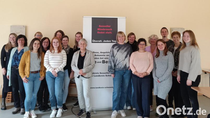 Die Mitglieder des Arbeitskreises gegen sexuellen Missbrauch mit der Leiterin Helga Forster (Mitte) trafen sich zu ihrer jährlichen Fachtagung Bild: Lena Wild/exb