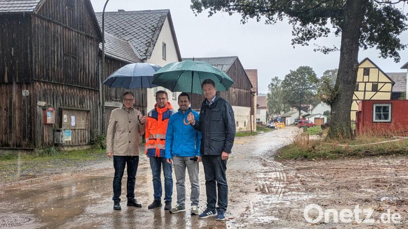 Beim Ortstermin in der Klostergasse in Kondrau ging ohne Regenschirm und wetterfeste Kleidung gar nichts – ein Symbol für den Hintergrund der umfangreichen Maßnahme. &quot;In der Summe wollen wir erreichen, dass Kondrau nicht mehr absäuft&quot;, erklärte Bürgermeister Bernd Sommer, hier im Bild zusammen mit Abteilungsleiter Tobias Tippmann, Johannes Grillmeier vom Amt für Ländliche Entwicklung und Stadtbaumeister Hubert Siller (von links). Bild: pz