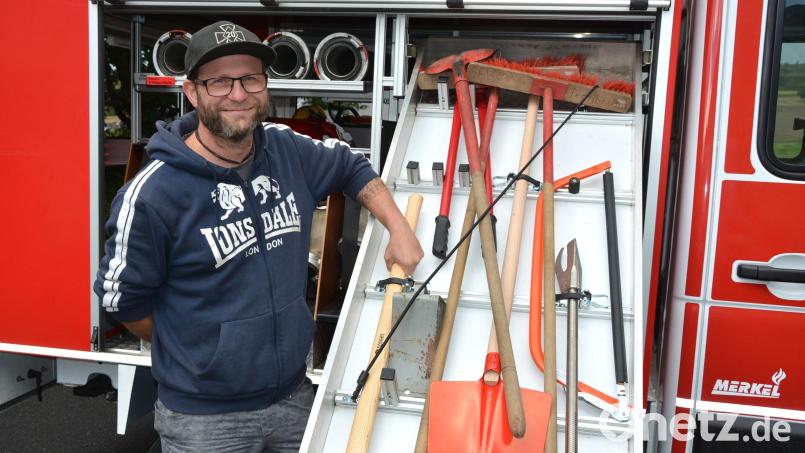 Kommandant Mario Schulze zeigt die eingebauten Werkzeuge im neuen Tragkraftspritzenfahrzeug. Bild: jr