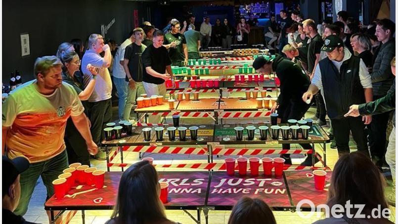 Weil Bierpong auch ein Präzisionssport ist, brauchen die Spieler volle Konzentration, um den Tischtennisball möglichst schnell in die Becher der Gegner zu treffen. Wie schon beim Turnier im Oktober 2023 (Bild) treten auch dieses Jahr wieder 40 Zweier-Teams gegeneinander an – angefeuert von Zuschauern. Archivbild: Bierpong Sulzbach/exb
