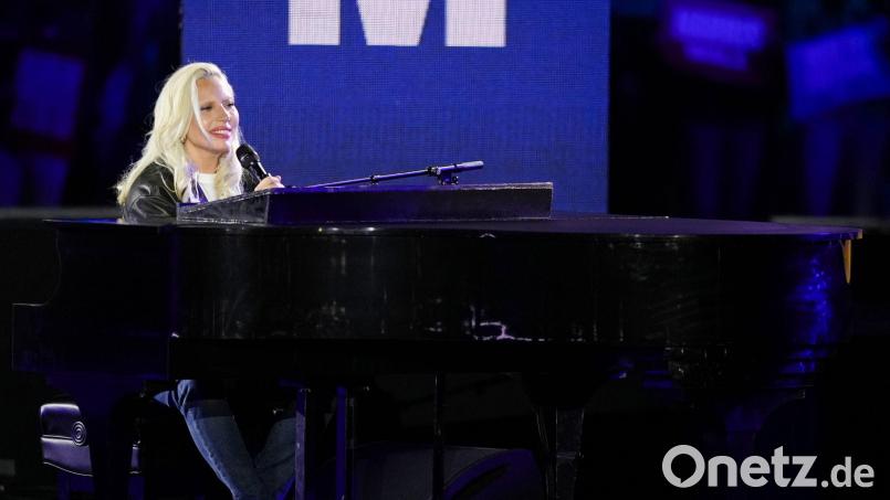 Lady Gaga performt vor ikonischer Kulisse „God bless America“ am Klavier. Bild: Matt Slocum/AP/dpa