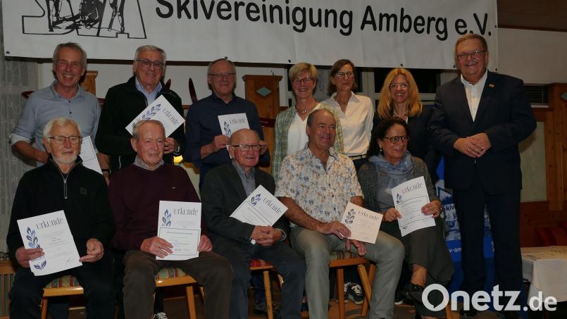 Bürgermeister Martin Preuß, SVA-Vorsitzende Eveline Süß, Michaela Schmid vom Skiverband Oberpfalz und Barbara Hernes vom BLSV Oberpfalz (hinten von links) ehrten Mitglieder für 50-, 55- und 60-jähriger Treue zur Skivereinigung. Bild: Hugo Schäferling