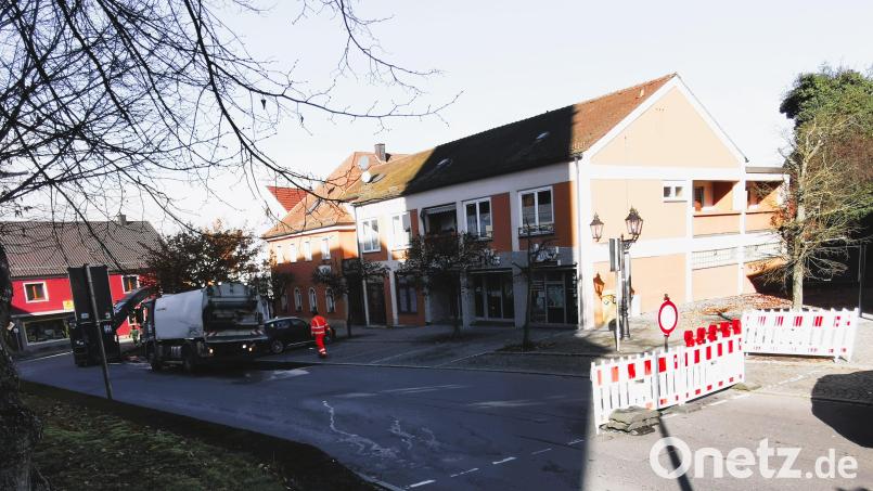 Die beiden Zufahrten zum Marktplatz Eslarn aus Richtung Waidhaus und Moosbach sind wegen Straßenbaumaßnahmen gesperrt. Bild: gz