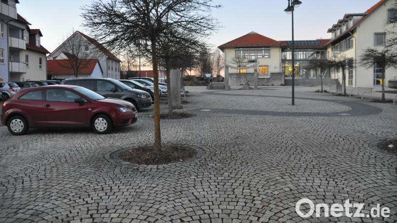 Poller, Pflanztröge und Fahrradständer sollen das Parken auf dem Rathausplatz unterbinden. Bild: ak