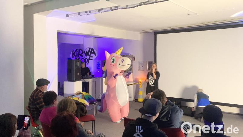 Dialekt-Rapperin OSZKAR mit Maskottchen während der Aufführung. Bild: dus