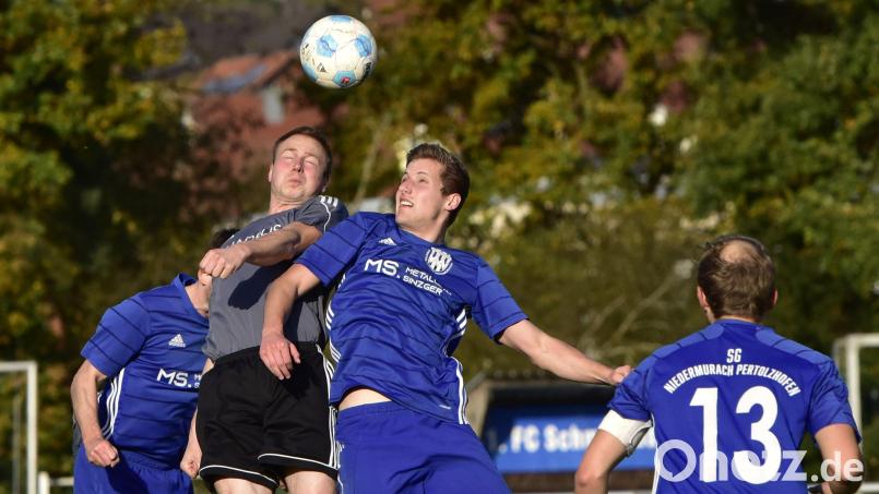 Der Schmidgadener Kilian Hölzl (Zweiter von links) und Markus Raiml von der SG Niedermurach/Pertolzhofen im Kopfballduell. Schmidgaden entschied die Partie mit 4:1 klar für sich. Bild: ham