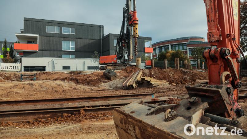Jetzt wird gebaut: Im unteren Teil des neuen Kümmersbrucker Quartiers &quot;Seniorenwohnpark&quot;, hinter den bestehenden beiden Gebäudekomplexen (Hintergrund links) und dem Rathaus (Hintergrund rechts), lässt die Gemeinde 15 sozial geförderte Wohnungen errichten. Bild: Wolfgang Steinbacher