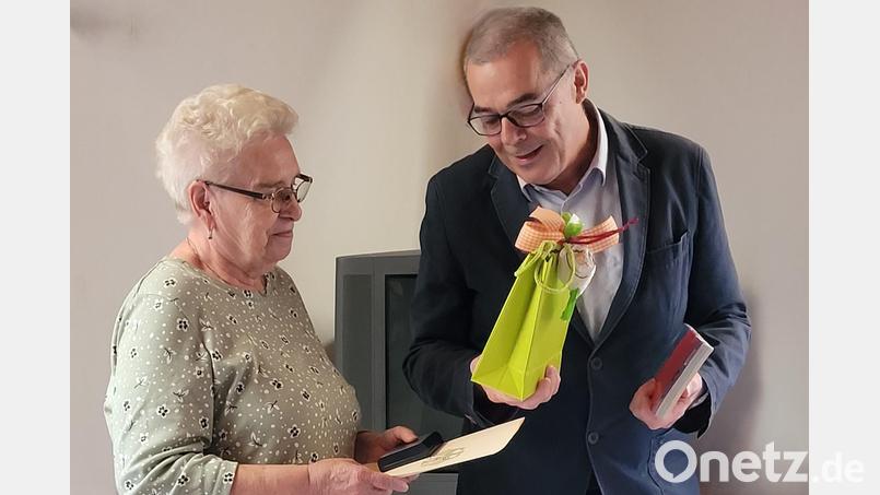 Detlef Aßmann, Leiter Regionales Standortmanagement Süd des DWD in München, überreichte Elisabeth Reiser die Wetterdienstplakette für ihre 25-jährige Tätigkeit als ehrenamtliche Wetterbeobachterin. Bild: Ulrich Beck/ Deutscher Wetterdienst
