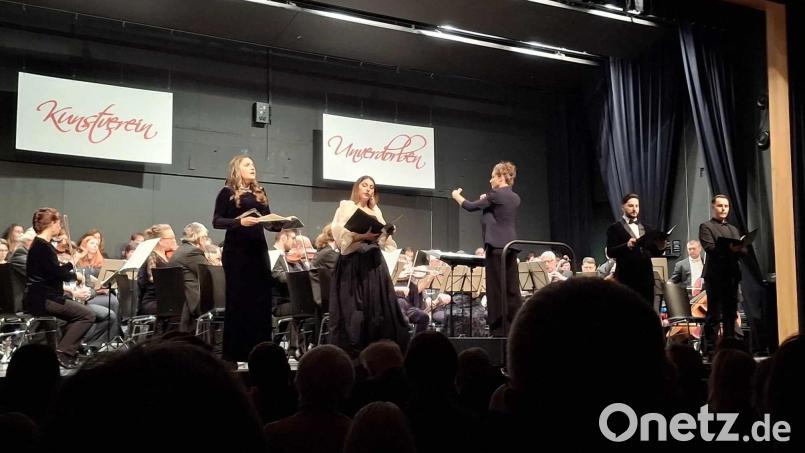 Eine eindrucksvolle Requiem-Aufführung präsentieren das Westböhmische Symphonieorchester, der Cerchovan-Chor und vier Vokalsolisten mit Dirigentin Alena Hron in der Schwarzachtalhalle. Bild: Karl Stumpfi/exb
