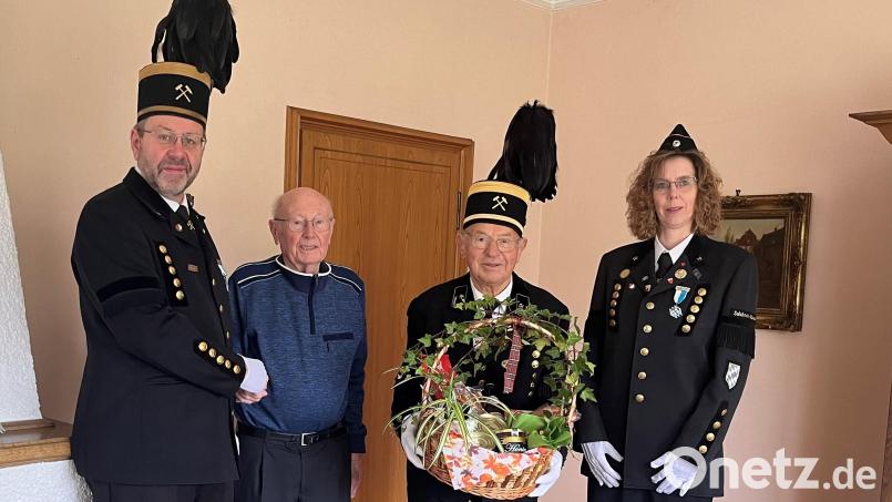 Bei der Gratulation (von links) Bergknappenvereinsvorsitzender Armin Kraus, Manfred Leiss, 2. Vorsitzender Georg Rubenbauer und Schatzmeisterin Karin Kraus. Bild: ksa