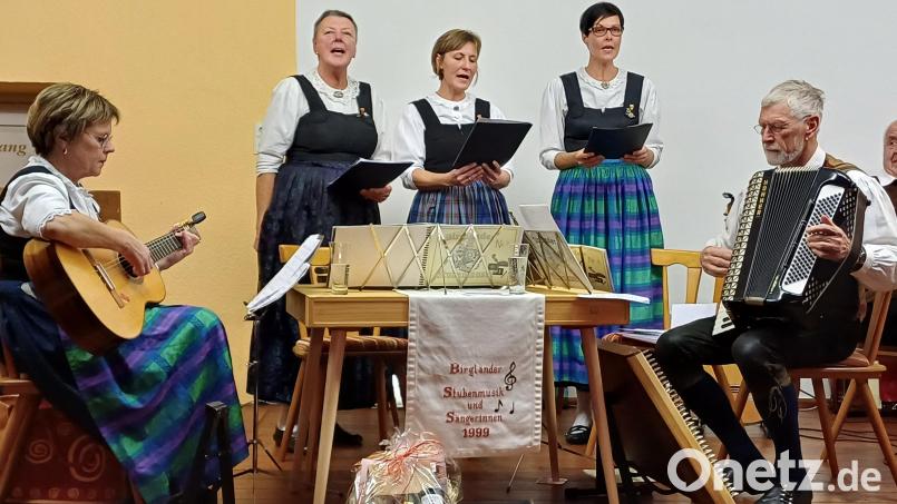 Die Birgländer Sängerinnen mit Musikbegleitung (Petra Deyerl und Herbert Brzoza) beim Jubiläumsabend in Fürnried. Bild: Gerda Donhauser