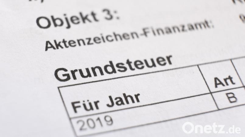 Ein Bescheid über die Grundsteuer liegt auf einem Schreibtisch. Symbolbild: Bernd Weissbrod/dpa