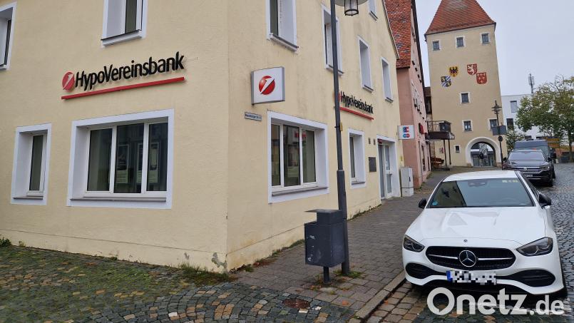 Beste Lage gleich nach dem Stadtturm am Eingang der Altstadt: In der Filiale der Hypo-Vereinsbank wurde der Service in den letzten Jahren schon zurückgefahren. Jetzt wird sie komplett zugesperrt. Bild: Tobias Gräf