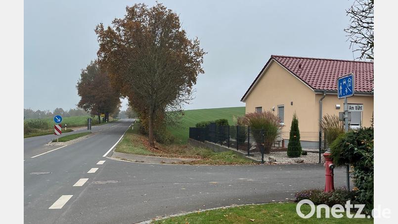 Zwischen dem Wohnhaus und der Fahrbahn soll der geplante Radweg künftig in die Ortschaft Schönlind einmünden. Die Bürger drängen auf die Umsetzung. Bild: Stefanie Gradl