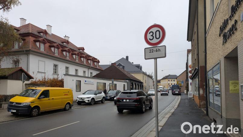 Das Lkw-Durchfahrtsverbot durch die Innenstadt Waldsassens (im Bild die Egerer Straße) ist weiterhin gültig. Zudem ist auf der Bundesstraße 299 von 22 bis 6 Uhr eine Geschwindigkeitsbegrenzung auf 30 km/h ausgewiesen. Bild: pz
