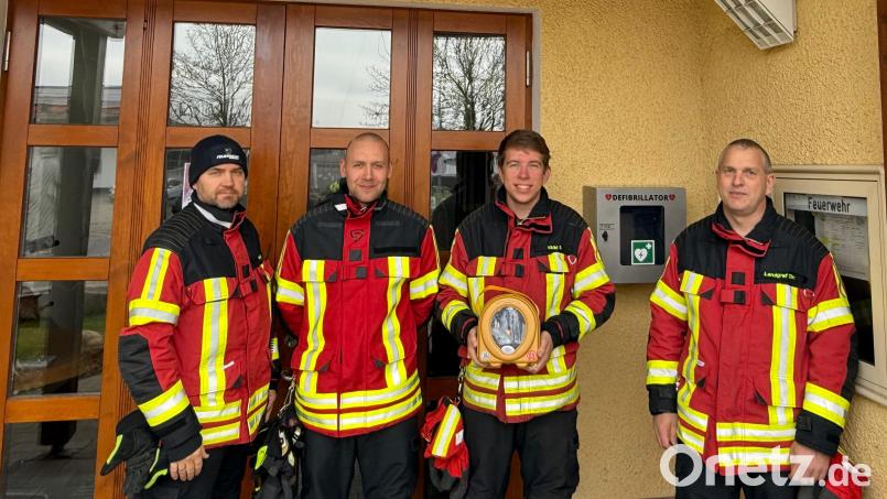 Moosbachs Feuerwehrkräfte Kommandant Bernhard Meiler, Zugführer Marco Rappl, Vorsitzender Sebastian Völkl und Kassier Christian Landgraf (von links) bedanken sich beim Landkreis Neustadt/WN für die Gewährung eines Zuschusses von 25 Prozent zur Anschaffung eines Automatisierten Externen Defibrillators. Den Rest steuerte die Wehr bei. Bild: gi