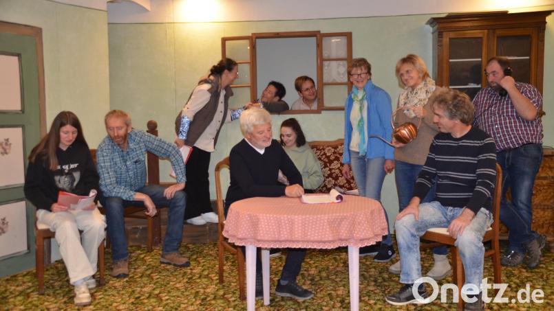 Mit dem Stück &quot;Kalt erwischt&quot; unterhält die Kastler Theaterlaienspielgruppe ab Mitte November ihr Publikum. Autorin und Regisseurin ist wieder Margit Stich (links im Fenster). Bild: ak
