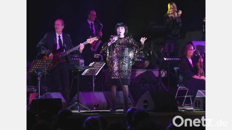 Mireille Mathieu liefert in der Nürnberger Meistersingerhalle ein perfektes Abschiedskonzert ab. Bild: Tobias Schwarzmeier