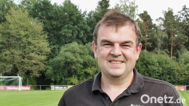 Stephan Gäbl auf dem Teunzer Fußballplatz. Er ist hier ständig unterwegs. Jetzt gibt es eine Auszeichnung für ihn. Archivbild: Portner