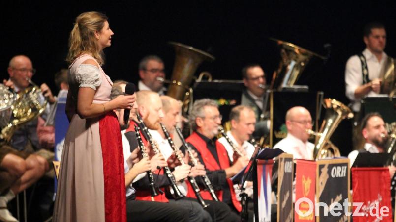 Die Kapelle der Kapellmeister im Jahr 2023 bei einem Konzert in Frankreich mit der Sängerin Elke Karr. Bild: Isabelle Schindler/exb