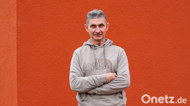 Im Sweatshirt fühlt er sich wohler als im Anzug: Thomas "Schnippo" Schneider wird aber am Samstag in den "feinen Zwirn" steigen, wenn ihm Bundestrainer Julian Nagelsmann in München den Ehrenamtspreis des Bayerischen Fußballverbandes als Kreissieger des Kreises Amberg/Weiden überreichen wird. Bild: ref