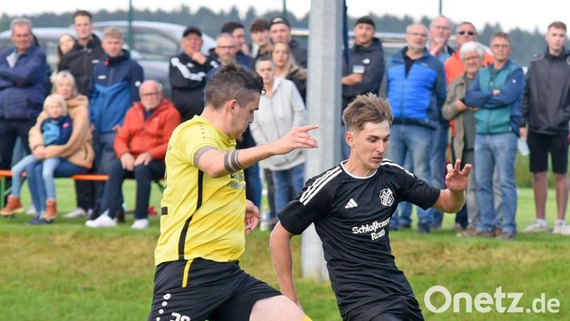 Letzte Saison scheiterte die SpVgg Windischeschenbach (gelbe Trikots) noch knapp in der Relegation zur Kreisliga. Momentan steckt man nach einem Trainerwechsel mitten im Abstiegskampf. Archivbild: Rudolf Gebert