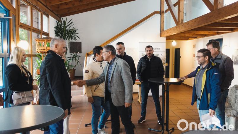 Bürgermeister Oskar Schuster (Bildmitte) begrüßte die albanischen Gäste in Friedenfels. Bild: Marina Schinner/ALE Oberpfalz/exb