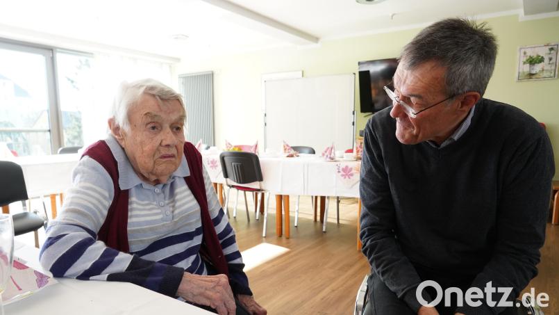 Mit ihrem Sohn Franz Meixner blickt Therese Meixner auf ihren Lebensweg zurück. Bild: kaz