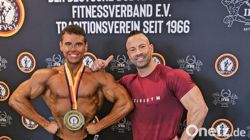 Nico-Noel Schlosser (links) neben seinem Trainer Raphael Fuchs. Bild: Helfensdörfer