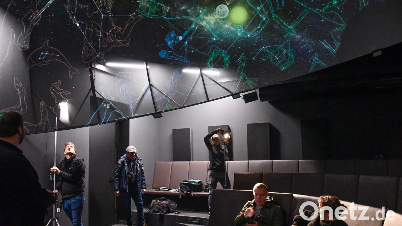 Ein Team des SWR war am Dienstag im Planetarium in Ursensollen zu Gast, um dort für das Büchermagazin &quot;lesenswert&quot; zu drehen. Bild: Petra Hartl