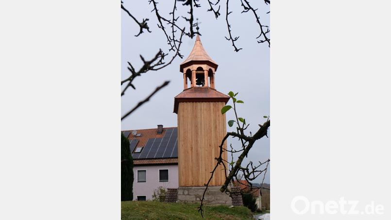 Der sanierte Glockenturm von Schlattein. Bild: le