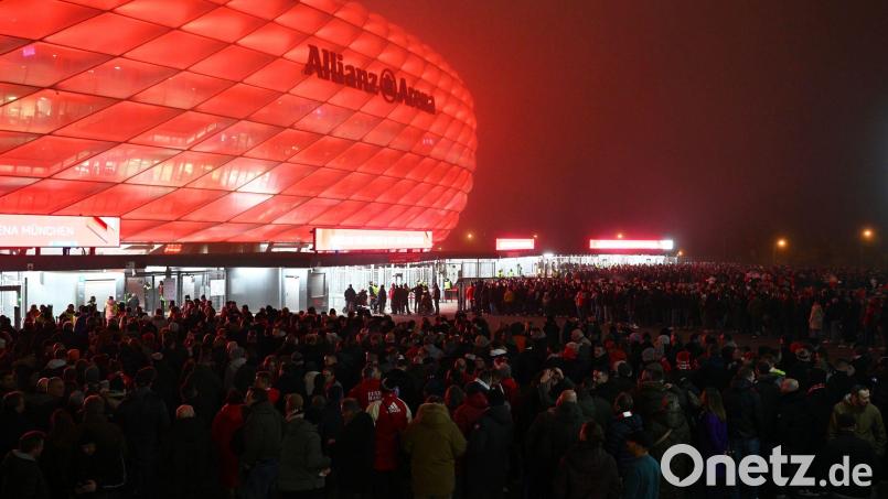 In der Allianz-Arena schweigen viele Fans in der Anfangsphase, mutmaßlich wegen eines Notfalls. Bild: Sven Hoppe/dpa