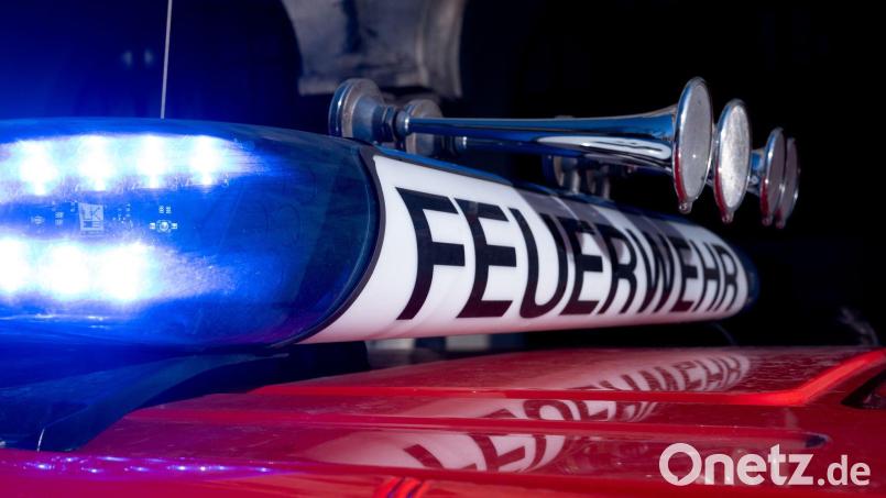 Die Feuerwehr konnte das brennende Fahrzeug schnell löschen. Symbolbild: Niklas Treppner/dpa