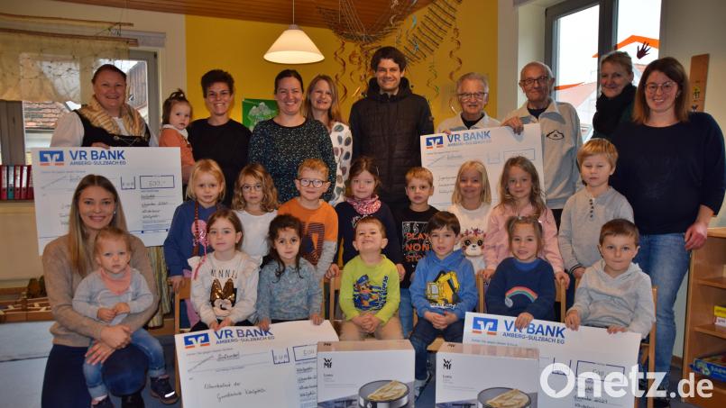Das Babybasar-Team Königstein mit den Beschenkten. Bild: hdk
