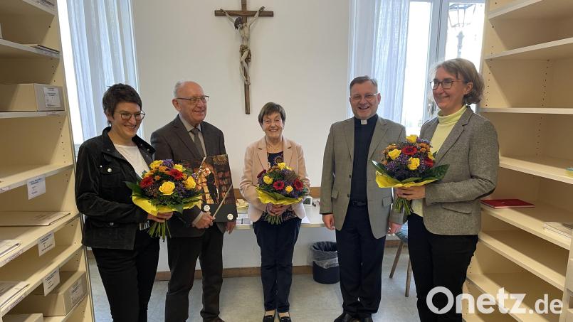 Das neue Pfarrarchiv von St. Georg Amberg wurde eingeweiht. Von links: Dr. Susanne Wanninger, Dietmar Gleis, Maria Gleis, Dekan Markus Brunner, Dr. Camilla Weber. Bild: Pfarrei St. Georg